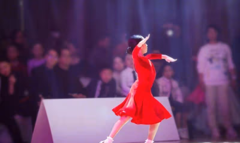 孫儷曬8歲女兒拉丁比賽美照，大長腿遺傳鄧超，比爺爺家的小姨強