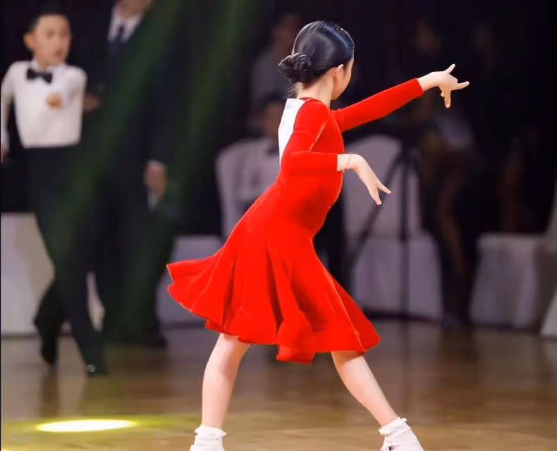 孫儷曬8歲女兒拉丁比賽美照，大長腿遺傳鄧超，比爺爺家的小姨強