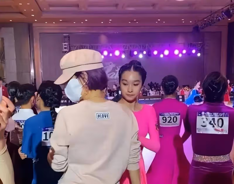 孫儷曬8歲女兒拉丁比賽美照，大長腿遺傳鄧超，比爺爺家的小姨強
