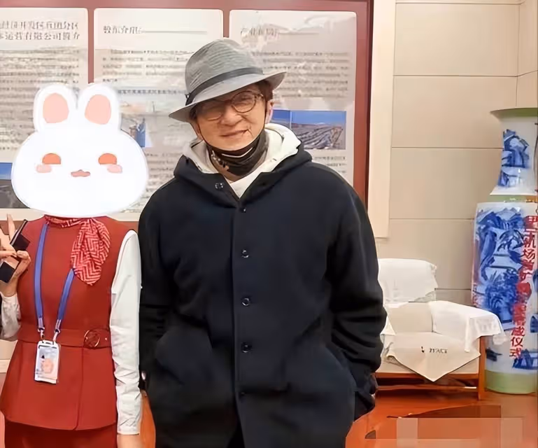 道歉！狗仔向楊穎申請分期賠償願打工抵債，稱天天喝粥想找成龍借