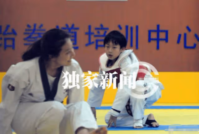 吳秀波長子被控家暴,揚言女人就是欠收拾,被打女友嘴唇烏紫淤血