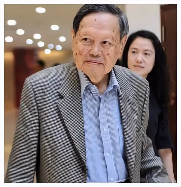 百歲老人楊振寧被傳病危,希望嬌妻改嫁,曝18億資產一分沒給她