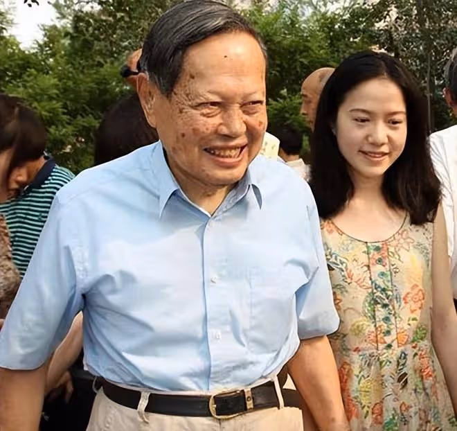百歲老人楊振寧被傳病危,希望嬌妻改嫁,曝18億資產一分沒給她
