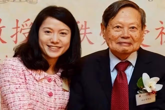 百歲老人楊振寧被傳病危,希望嬌妻改嫁,曝18億資產一分沒給她