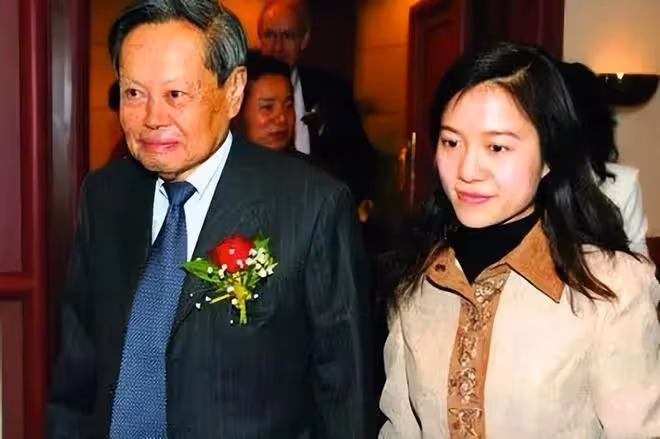 百歲老人楊振寧被傳病危,希望嬌妻改嫁,曝18億資產一分沒給她