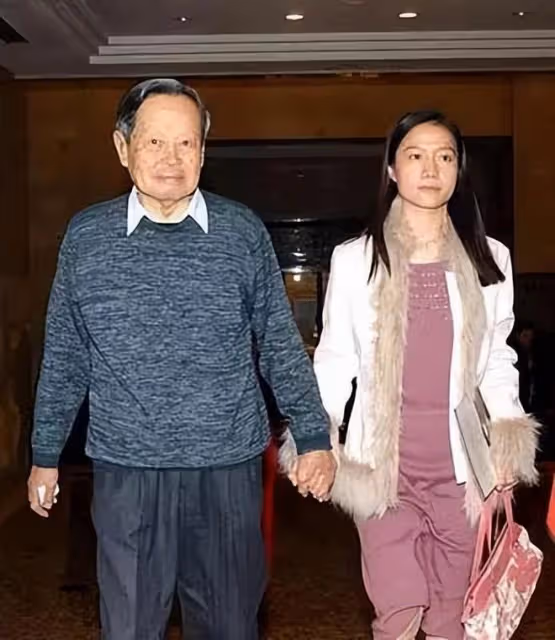 百歲老人楊振寧被傳病危,希望嬌妻改嫁,曝18億資產一分沒給她