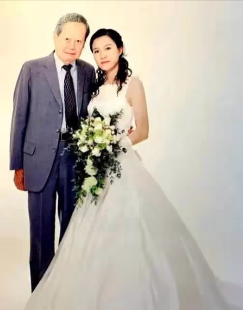 百歲老人楊振寧被傳病危,希望嬌妻改嫁,曝18億資產一分沒給她