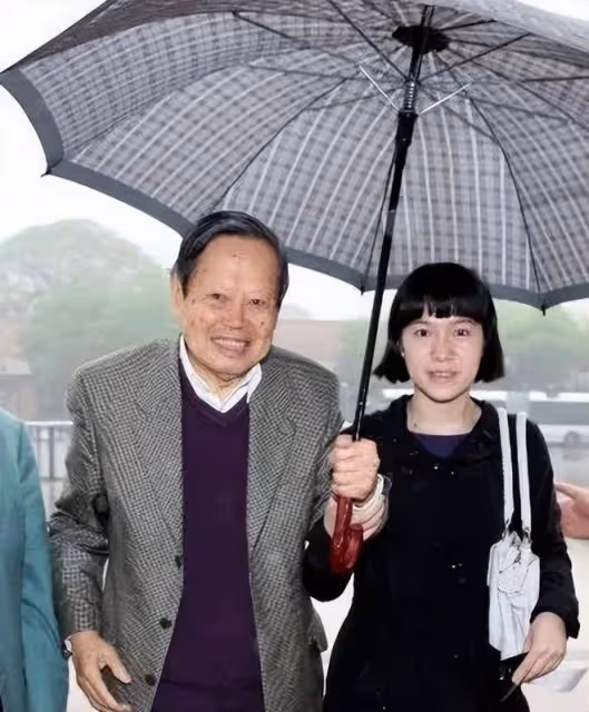 百歲老人楊振寧被傳病危,希望嬌妻改嫁,曝18億資產一分沒給她