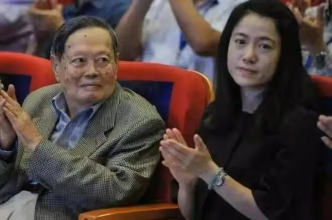 百歲老人楊振寧被傳病危,希望嬌妻改嫁,曝18億資產一分沒給她
