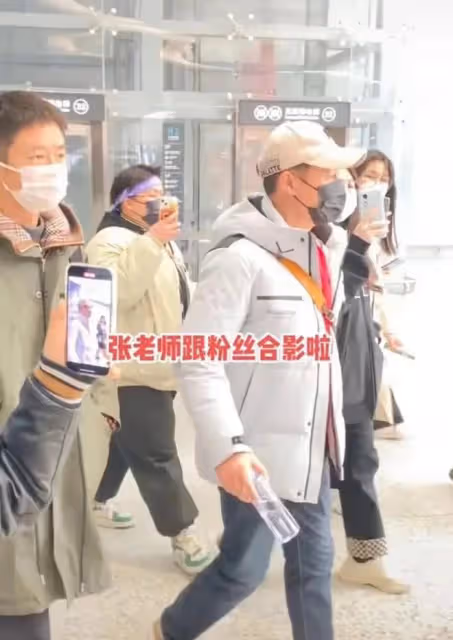 張頌文機場遭女粉圍堵,與眾人合影態度親切,反對接機勸粉絲別來