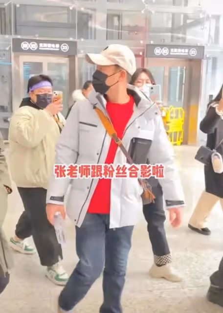 張頌文機場遭女粉圍堵,與眾人合影態度親切,反對接機勸粉絲別來