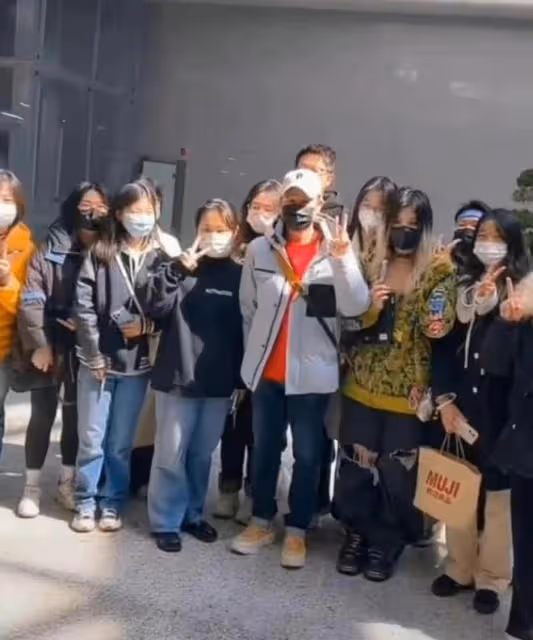 張頌文機場遭女粉圍堵,與眾人合影態度親切,反對接機勸粉絲別來