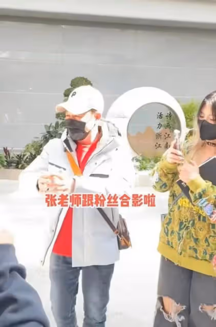 張頌文機場遭女粉圍堵,與眾人合影態度親切,反對接機勸粉絲別來