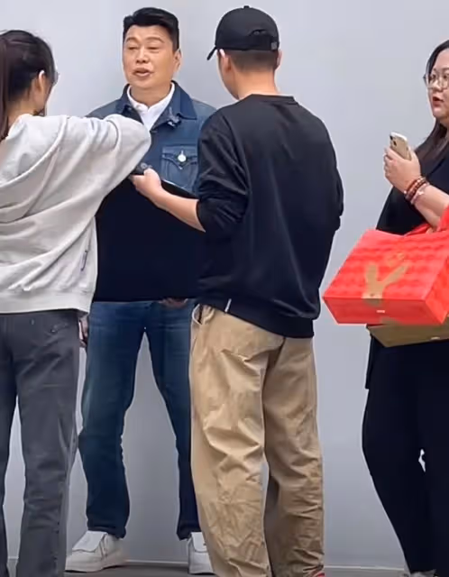 阮兆祥久違回內地工作,遇粉絲求合影來者不拒,半蹲逗孩子很友善
