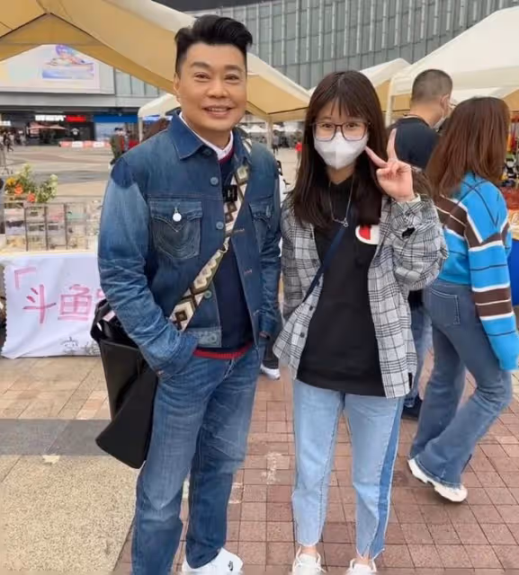 阮兆祥久違回內地工作,遇粉絲求合影來者不拒,半蹲逗孩子很友善