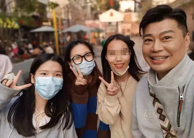 阮兆祥久違回內地工作,遇粉絲求合影來者不拒,半蹲逗孩子很友善