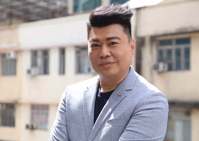阮兆祥久違回內地工作,遇粉絲求合影來者不拒,半蹲逗孩子很友善