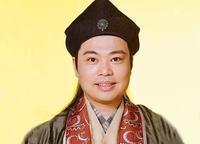 阮兆祥久違回內地工作,遇粉絲求合影來者不拒,半蹲逗孩子很友善