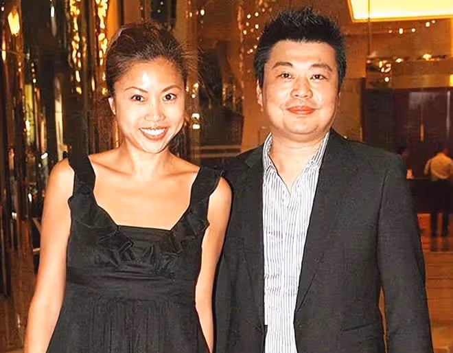 阮兆祥久違回內地工作,遇粉絲求合影來者不拒,半蹲逗孩子很友善