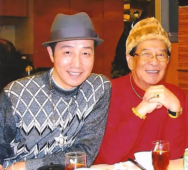 86歲演員江圖近況,終身未婚與乾兒子相依為命,對方卻因癌症去世