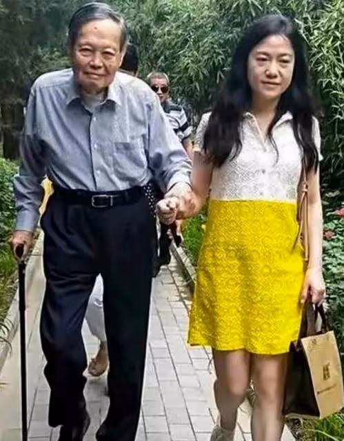 曝:101歲楊振寧再次病危,翁帆晝夜服侍,為愛相守19年讓人動容