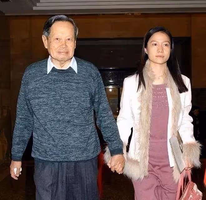 曝:101歲楊振寧再次病危,翁帆晝夜服侍,為愛相守19年讓人動容