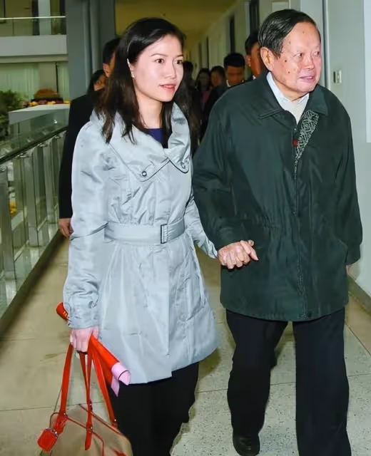 曝:101歲楊振寧再次病危,翁帆晝夜服侍,為愛相守19年讓人動容