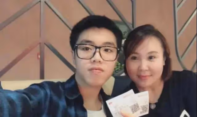 劉能:送小兒子出國留學,強忍淚水,與前妻的大兒子已經結婚生子