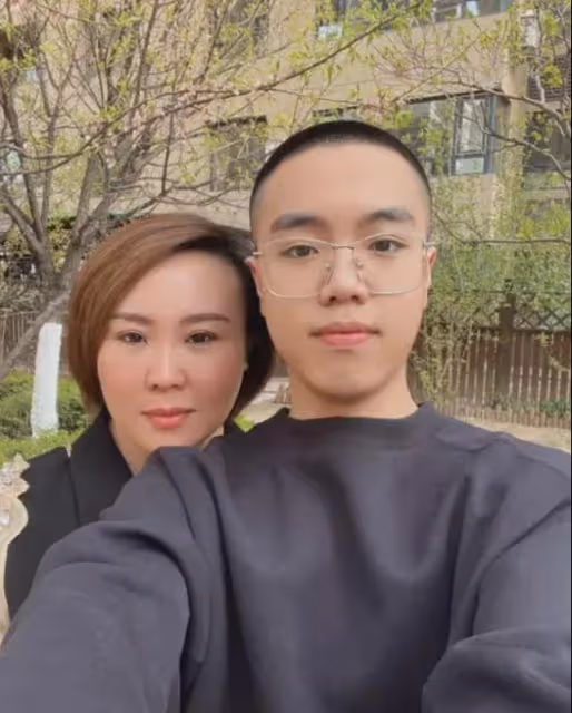 劉能:送小兒子出國留學,強忍淚水,與前妻的大兒子已經結婚生子