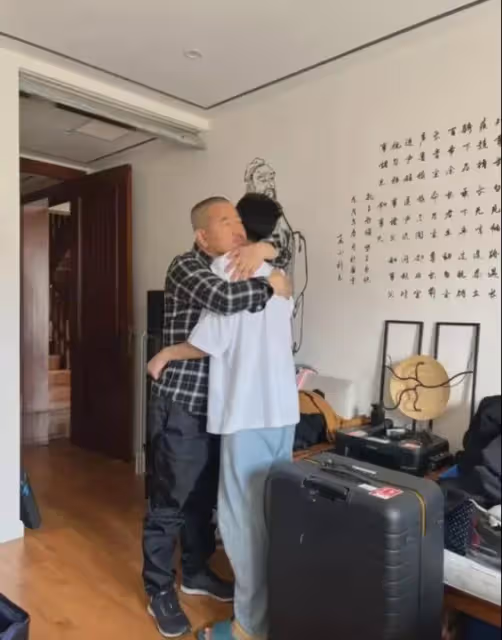 劉能:送小兒子出國留學,強忍淚水,與前妻的大兒子已經結婚生子