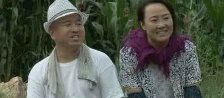 劉能:送小兒子出國留學,強忍淚水,與前妻的大兒子已經結婚生子