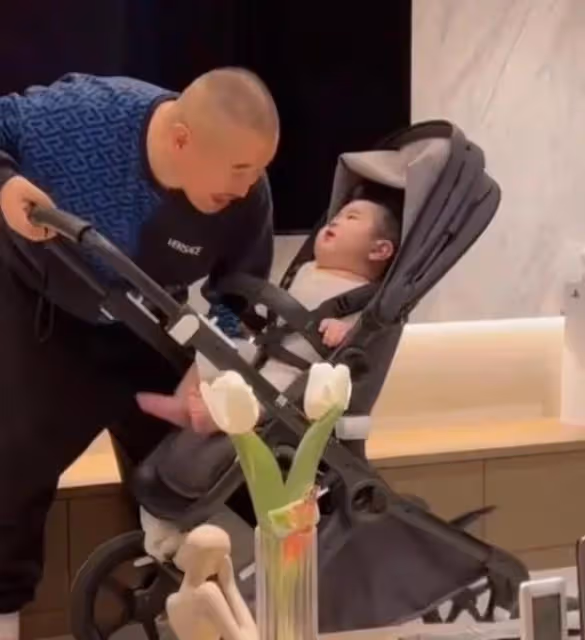 劉能:送小兒子出國留學,強忍淚水,與前妻的大兒子已經結婚生子