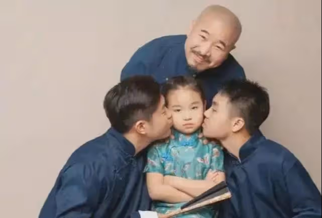 劉能:送小兒子出國留學,強忍淚水,與前妻的大兒子已經結婚生子