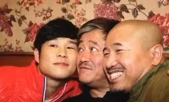 劉能:送小兒子出國留學,強忍淚水,與前妻的大兒子已經結婚生子