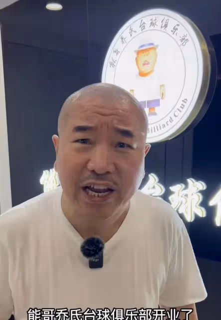 劉能:送小兒子出國留學,強忍淚水,與前妻的大兒子已經結婚生子