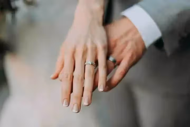 「結婚4年未育」忍痛失婚，簽字時工作人員「不停踢丈夫的腳」　丈夫轉頭看一眼妻子：不離了！
