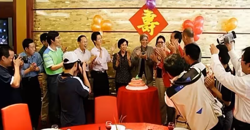 婆婆過60大壽，兒媳夾菜吃，婆婆故意把菜端走，兒媳：你有完沒完