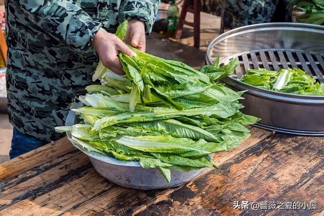 婆婆過60大壽,兒媳夾菜吃,婆婆故意把菜端走,兒媳:你有完沒完