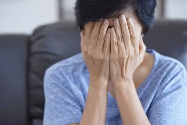 我住侄兒家,房子拆遷後,我把拆遷款給了女兒,侄兒讓我離開他家