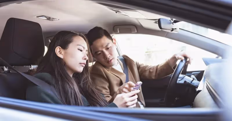 女婿陪妻子回娘家，岳父多次打聽他收入，丈母娘:沒錢就別回來了