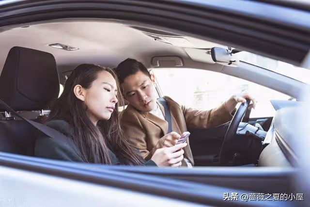 女婿陪妻子回娘家,岳父多次打聽他收入,丈母娘:沒錢就別回來了