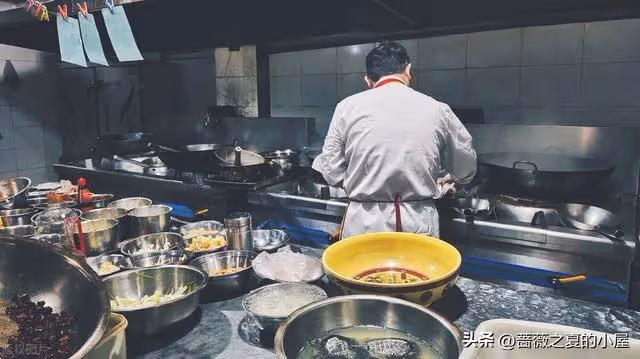 女婿陪妻子回娘家,岳父多次打聽他收入,丈母娘:沒錢就別回來了