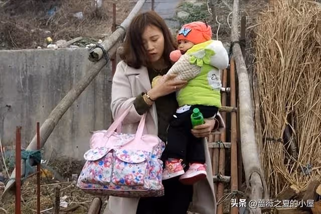 女婿陪妻子回娘家,岳父多次打聽他收入,丈母娘:沒錢就別回來了