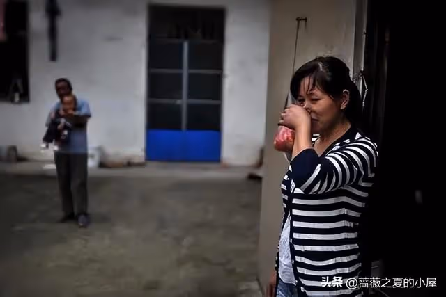 女婿陪妻子回娘家，岳父多次打聽他收入，丈母娘:沒錢就別回來了