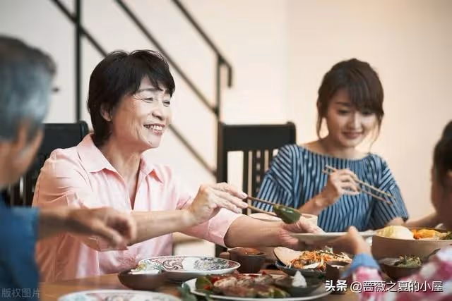 7旬大媽：生了一場病才懂兒媳就是喂不熟的白眼狼，不能對她太好