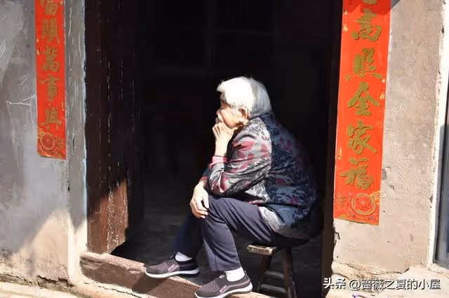 7旬大媽：生了一場病才懂兒媳就是喂不熟的白眼狼，不能對她太好