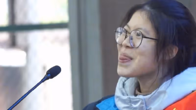又一女孩遭網暴！高考誓師激情演講，表情亢奮，被吐槽魔怔太可憐