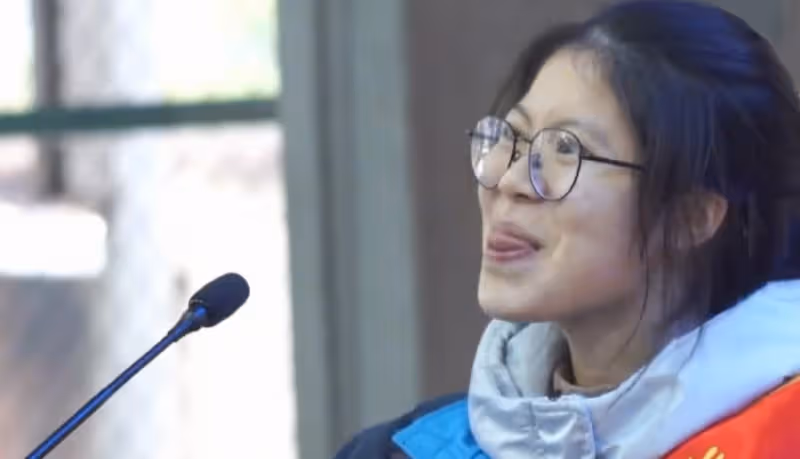 又一女孩遭網暴!高考誓師激情演講,表情亢奮,被吐槽魔怔太可憐