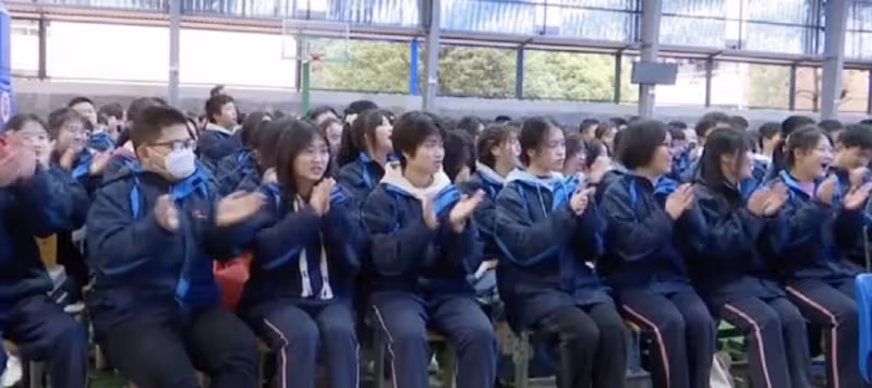 又一女孩遭網暴!高考誓師激情演講,表情亢奮,被吐槽魔怔太可憐