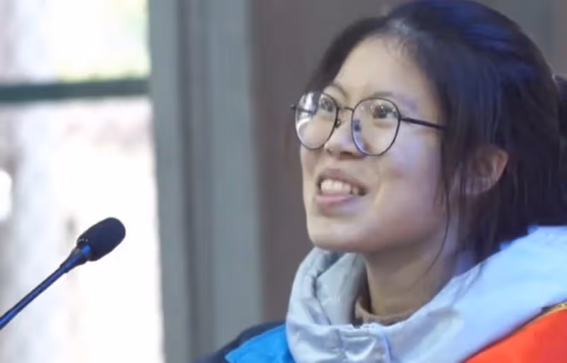 又一女孩遭網暴!高考誓師激情演講,表情亢奮,被吐槽魔怔太可憐